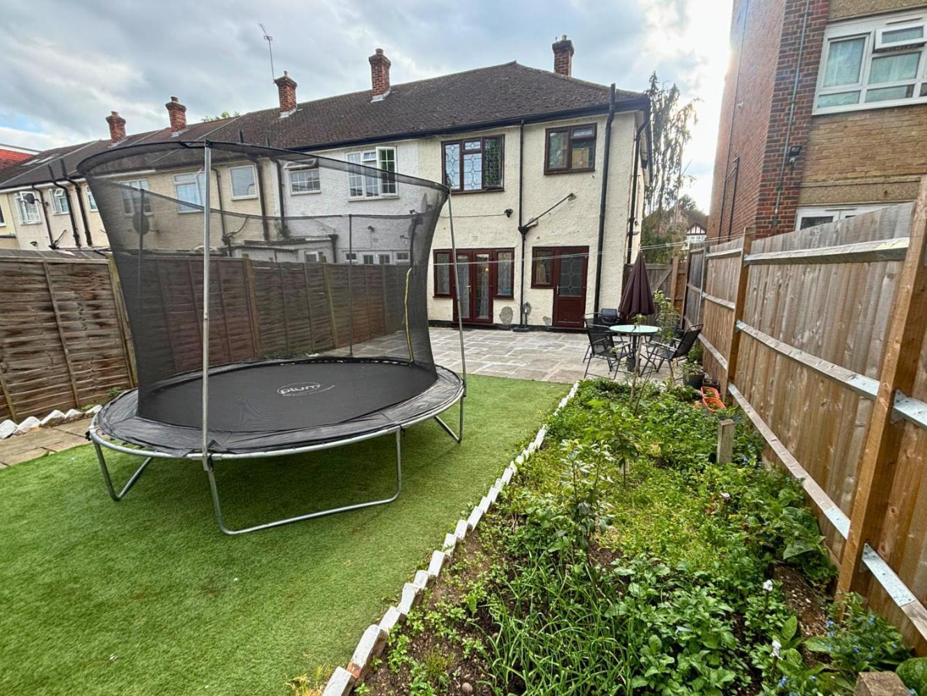 Charming And Cosy London Home, Garden, Parking & Family Fun Mitcham Esterno foto