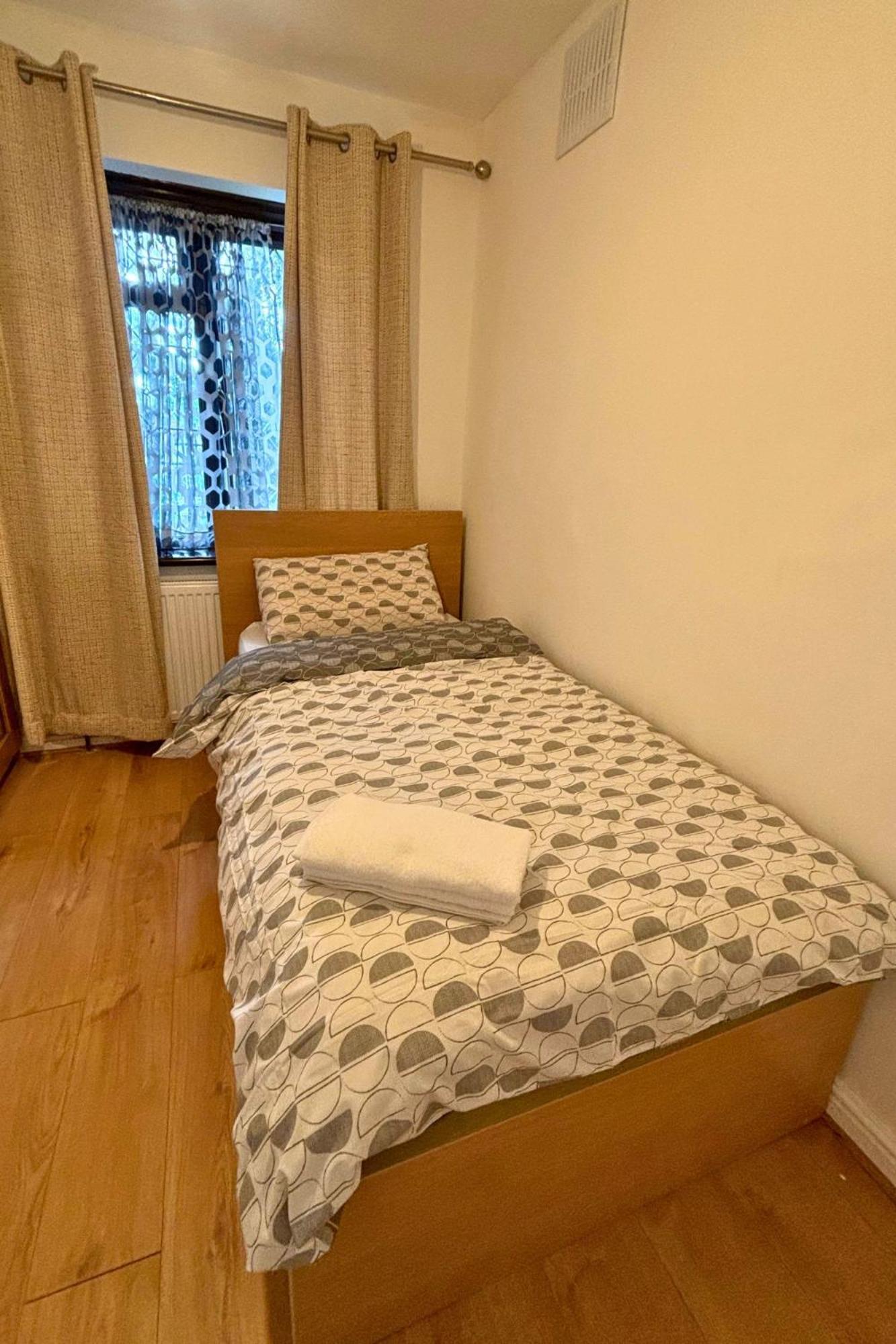 Charming And Cosy London Home, Garden, Parking & Family Fun Mitcham Esterno foto
